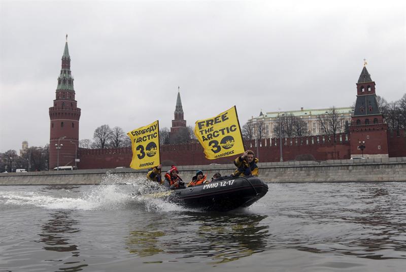 Activistas de Greenpeace muestran banderas de apoyo a sus compañeros del rompehielos "Arctic Sunrise" en el río Moskva de Moscú (Rusia) hoy.