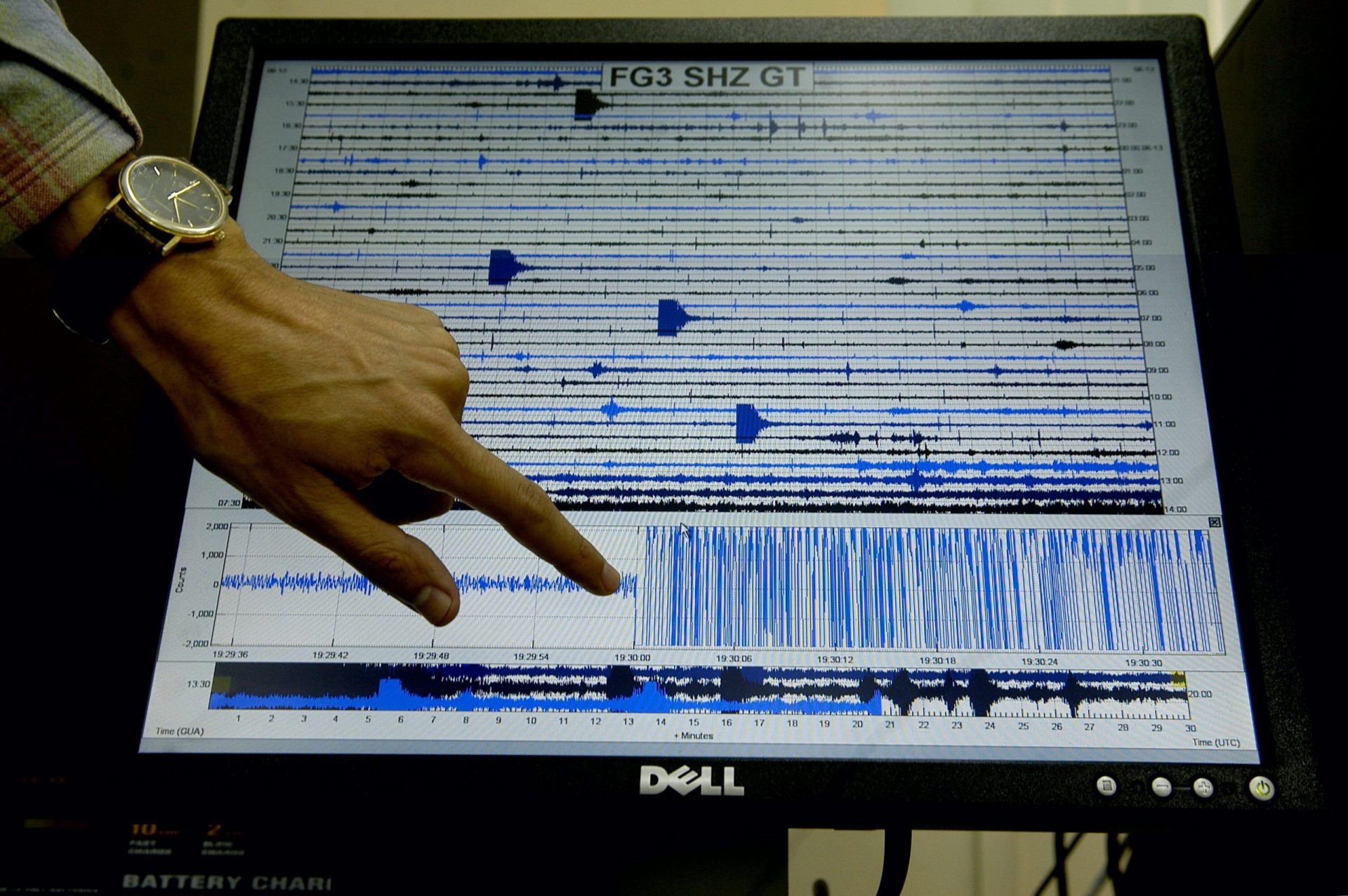 Un sismógrafo muestra el registro de un movimiento sísmico de 5,4 en la escala de Richter, en Guatemala.