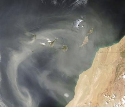Foto de NASA que corresponde a una calima (arena y polvo del desierto del Sáhara en suspensión) fotografiada por el satélite Aqua, en marzo de 2009.