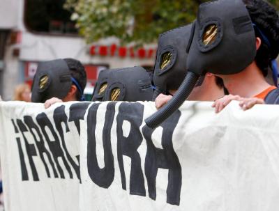 Integrantes de la plataforma contra el "fracking" de Cantabria en una manifestación contra la fractura hidráulica para localizar gas, en 2012.
