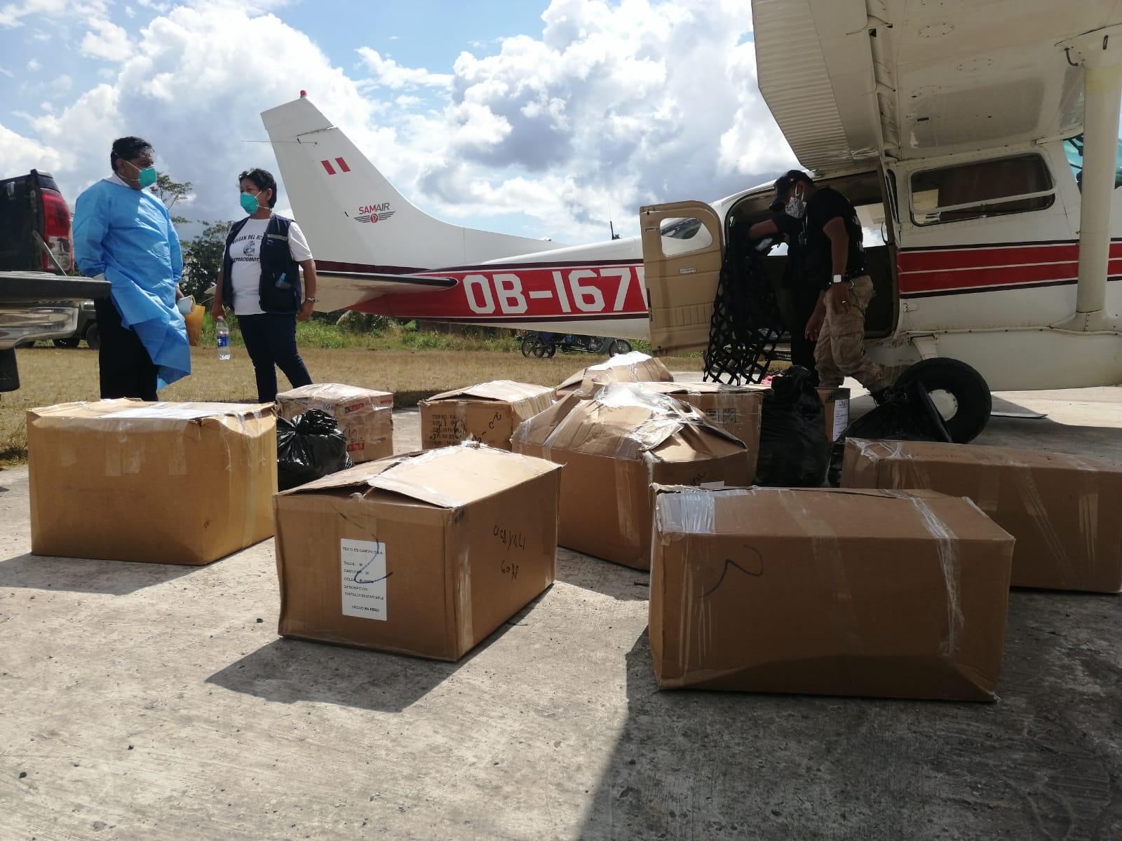 PIACI Medicinas y pruebas rápidas llegaron a Sepahua por vía aérea. Foto: Mcrored de Salud Sepahua.