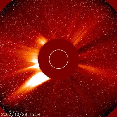 Imágen de la intensa actividad solar captada por la nave espacial SOHO, de la NASA. 
