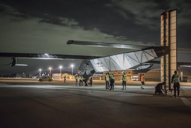 Preparativos para el despegue del Solar Impulse en el aeropuerto de Nagoya.