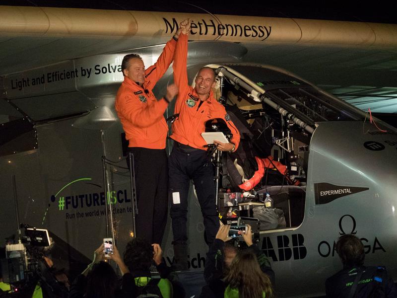 El piloto André Borschberg ( R ) y  Piccard tras aterrizar el Solar Impulse 2 en Moffett Field en Mountain View , California , EE.UU. 