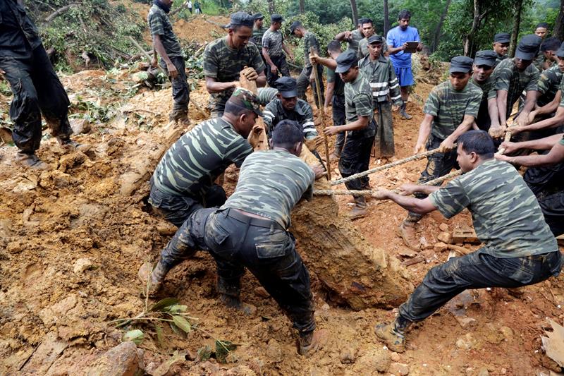 La Cruz Roja de Sri Lanka teme que haya cientos de personas sepultadas por los deslizamientos de tierra ocurridos en tres pueblos de la isla, debido a las fuertes lluvias de los últimos días.