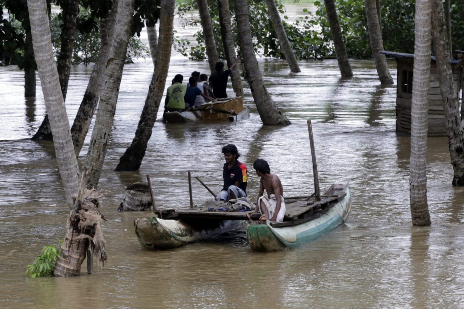 Voluntarios usan catamaranes para buscar víctimas de las inundaciones en Biyagama, Sri Lanka.