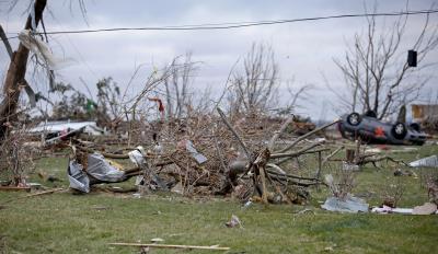 FAIRDALE (ESTADOS UNIDOS).- Foto de archivo de los destrozos provocados por un tornado en un barrio de Fairdale, Illinois (Estados Unidos) EFE/Kamil Krzaczynski