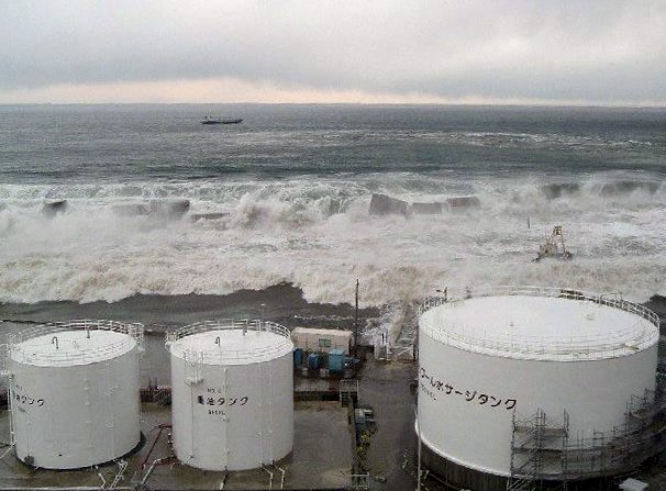 Las olas inundan la central de Fukushima, una hora después del terremoto de 9 grados.