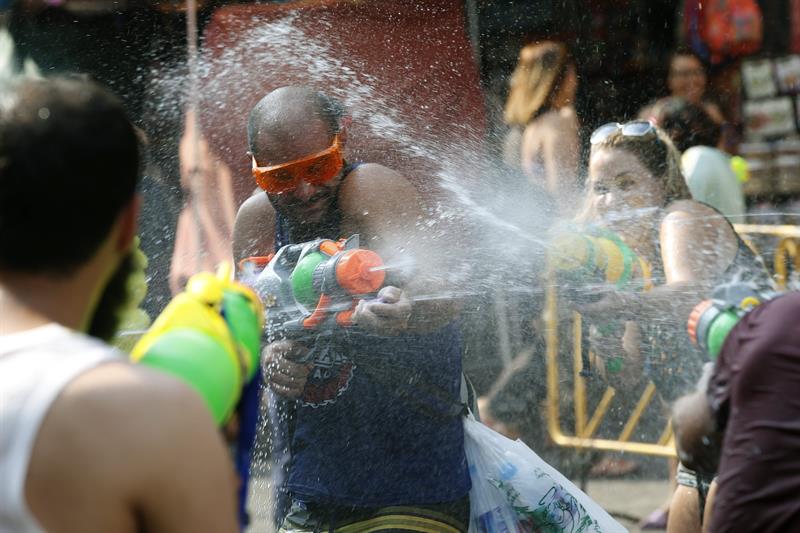 Turistas en una guerra de agua con motivo del Songkran en Bangkok.