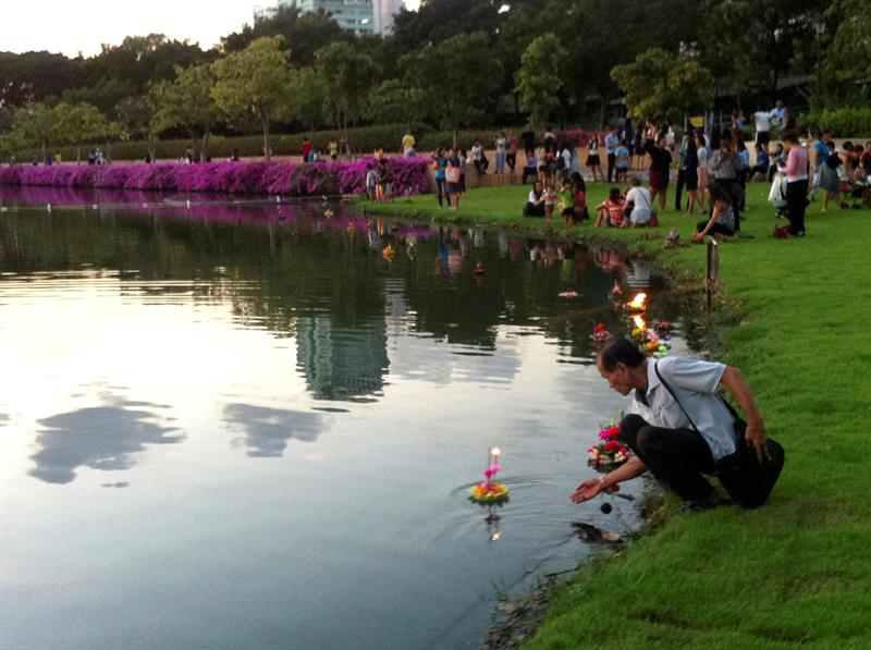 Tailandeses en el homenaje a la diosa del agua dejan en el río los "krathongs" (cestas flotantes). 