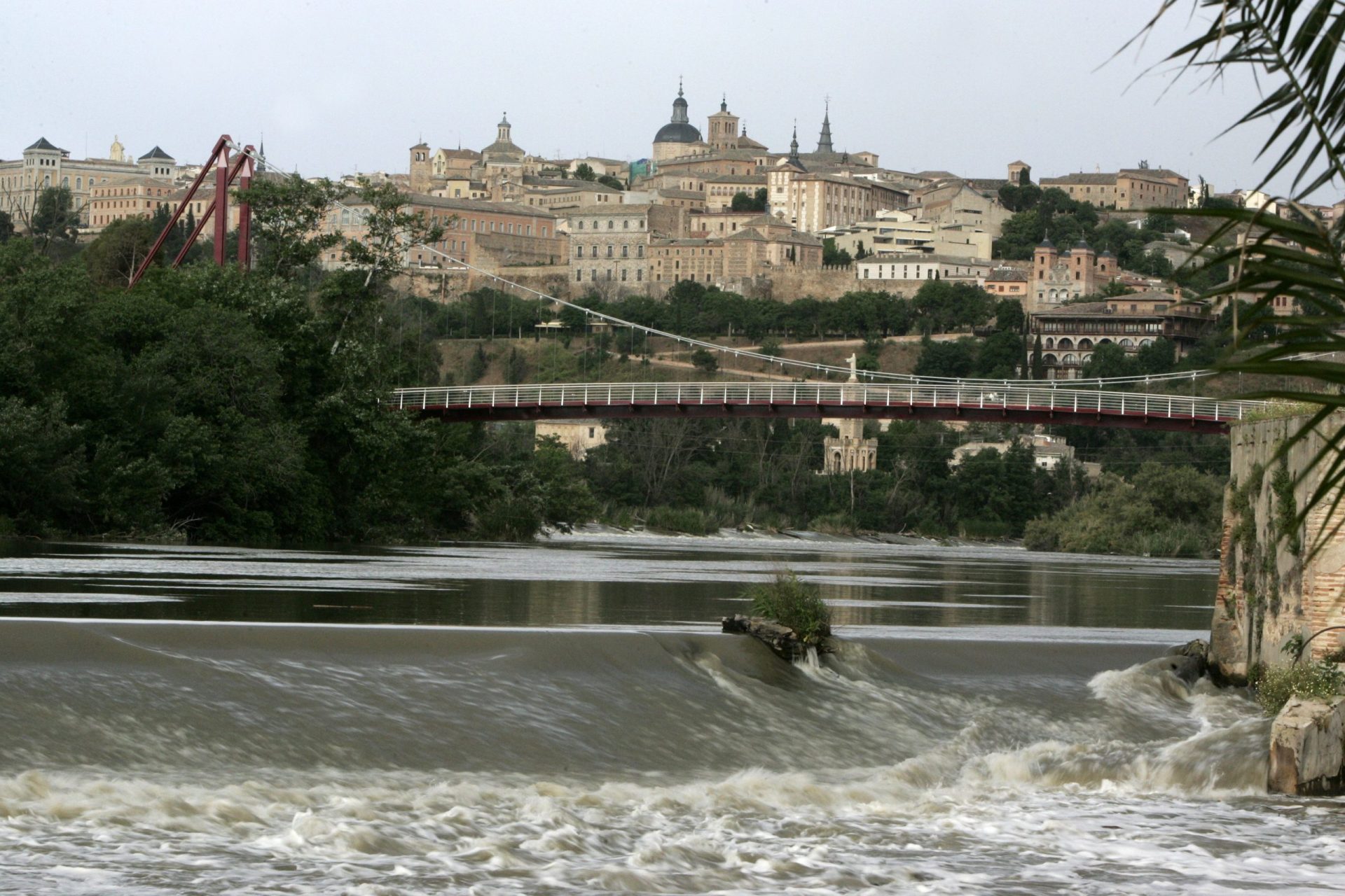 Vista del río Tajo con Toledo al fondo.