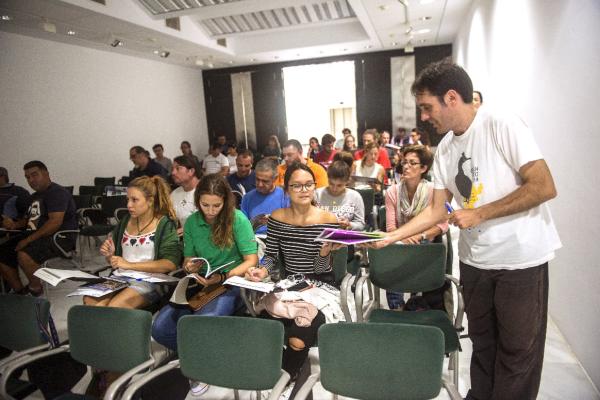 El técnico de SEO/BirdLife Jordi Prieto en el primer taller para trabajadores del mar, celebrado en Lanzarote. EFE/Javier Fuentes
