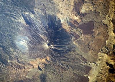 cumbre del Teide (3.718 metros), en el centro, el cráter del Pico Viejo, debajo, y el paisaje volcánico de Las Cañadas en una foto tomada por astronautas de la Estación Espacial Internacional. 