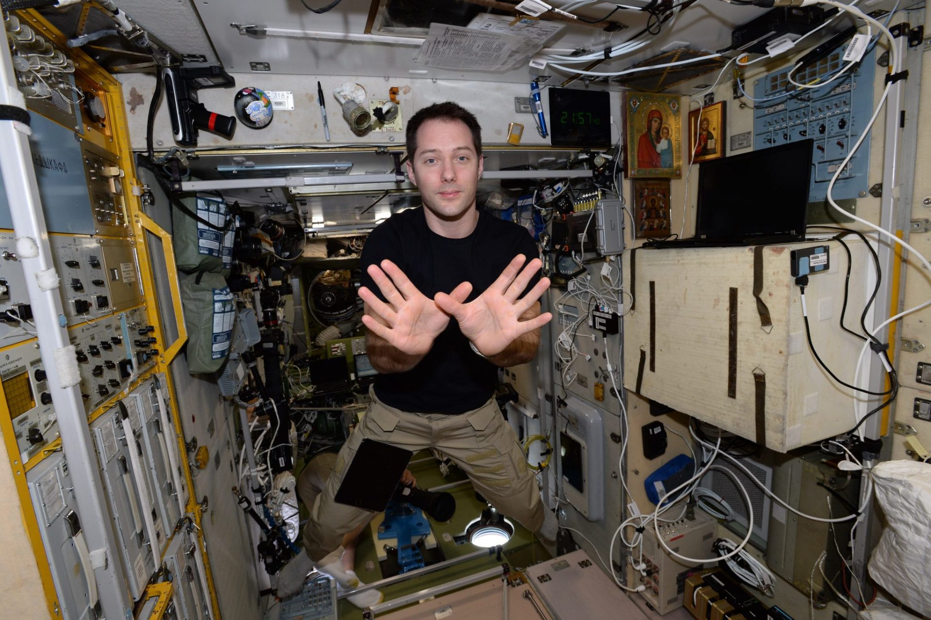 El astronauta de la ESA Thomas Pesquet enla ISS hace el gesto del natura2000day 