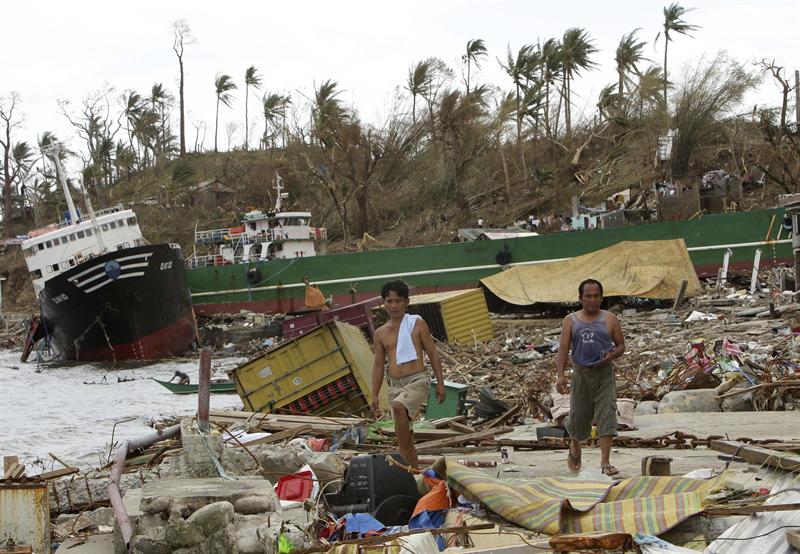 Damnificados entre los escombros dejados por el tifón Haiyan en Tacloban (Filipinas)
