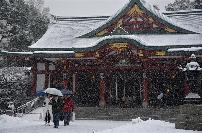 Varios visitantes salen del templo de Hie, en Tokio (Japón), hoy, viernes 14 de febrero de 2014.