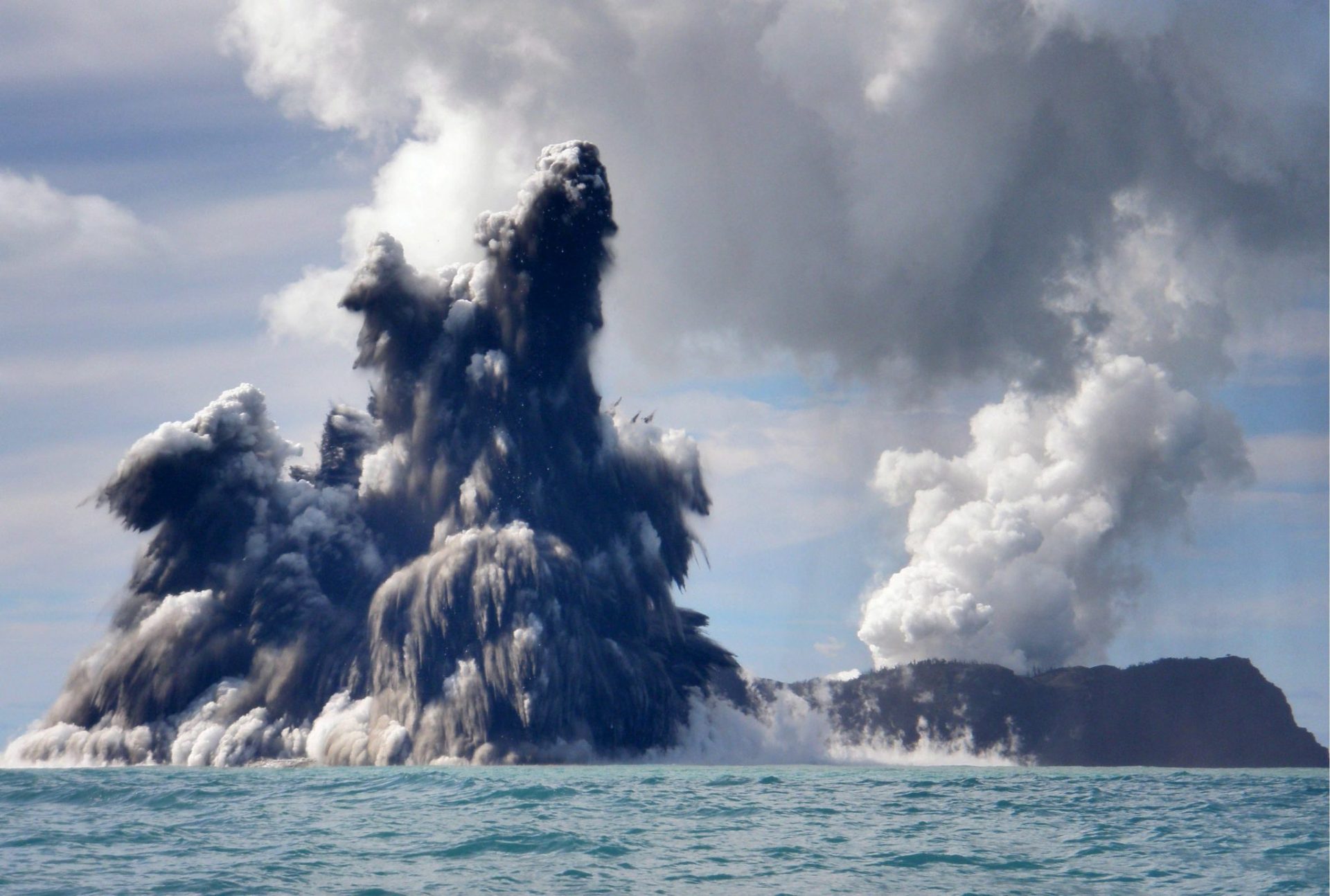 Erupción del volcán submarino de Tonga en 2009