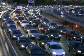 Atasco en una carretera. EFE/Ángel Díaz/ARCHIVO