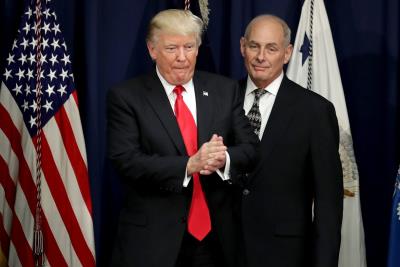 Trump y Kelly tras  firmar la orden ejecutiva para destinar fondos a la construcción del muro con México.  