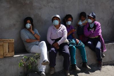 Residentes de la zona del Tungurahua usan mascarillas para evitar la inhalación de ceniza. 