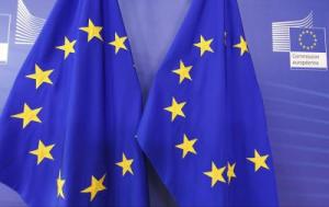 Dos banderas de la Unión Europea