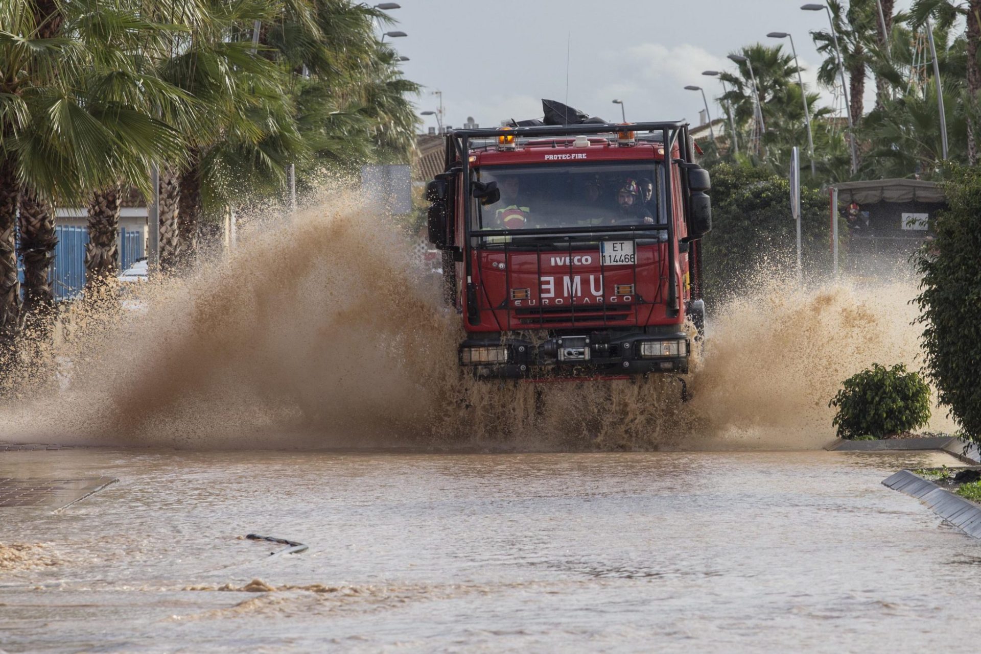 Un hombre ha muerto en las inundaciones de Los Alcázares (Murcia) donde miembros de La UME ayudan a los damnificados.