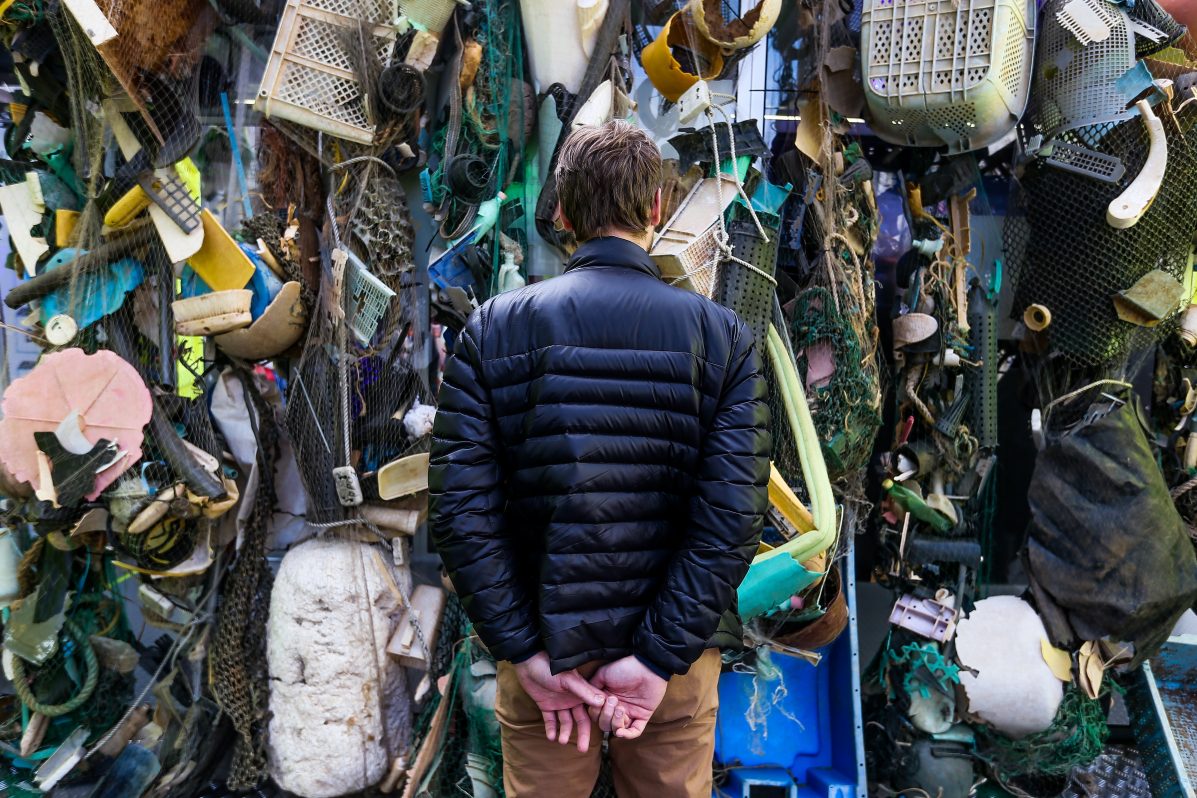 Un hombre junto a exposición realizada con plástico recuperado en imagen de archivo. EFE/ Stephanie Lecocq