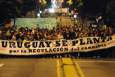 Manifestación de organizaciones favorables al cultivo y consumo de marihuana en Uruguay en mayo de 2013.