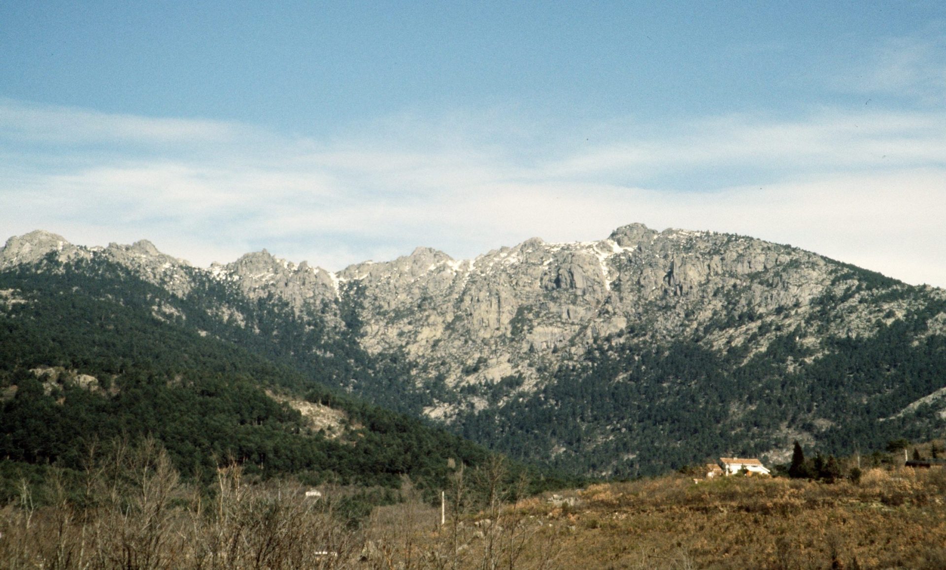 El entorno de los Siete Picos, de 1838 metros, y el Valle de la Fuenfría forman parte de la Sierra de Guadarrama, allí donde corren las primeras aguas del Guadarrama.