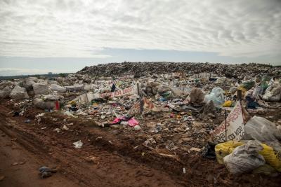 ASUNCIÓN (PARAGUAY).- Foto de archivo del vertedero de Cateura, en Asunción (Paraguay). La subida del río Paraguay ha echado de sus viviendas a los habitantes de las barriadas más pobres de Asunción, ubicadas en torno al mayor vertedero del país, que por el riesgo ecológico provocado por las inundaciones podría cerrar dejando a miles de personas sin trabajo. EFE/Santi Carneri
