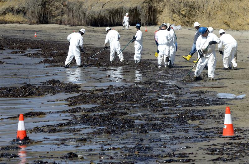 REFUGIO STATE BEACH (ESTADOS UNIDOS), 20/05/2015.- Varias personas limpian las playas de Refugio State Beach, a 30 kilómetros del norte de Santa Bárbara, California, Estados Unidos. Un oleoducto sufrió una rotura hoy en Santa Bárbara (California, EE.UU.) y vertió 80.000 litros de petróleo al océano, que los servicios de emergencia están tratando de controlar y limpiar, informó el cuerpo de guardacostas. EFE/Michael Nelson