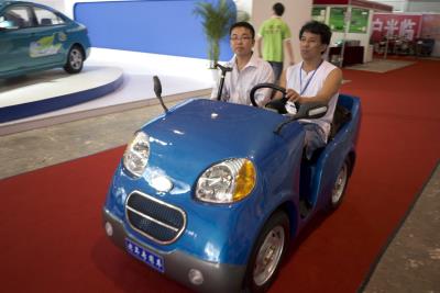 Prototipo de un vehículo eléctrico en una exposición internacional de coches de este tipo.