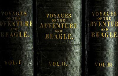 Los volúmenes del científico británico Charles Darwin 'Voyages of the Adventure and Beagle', expuestos en su casa en Down House, Downe Village, Kent, Reino Unido.