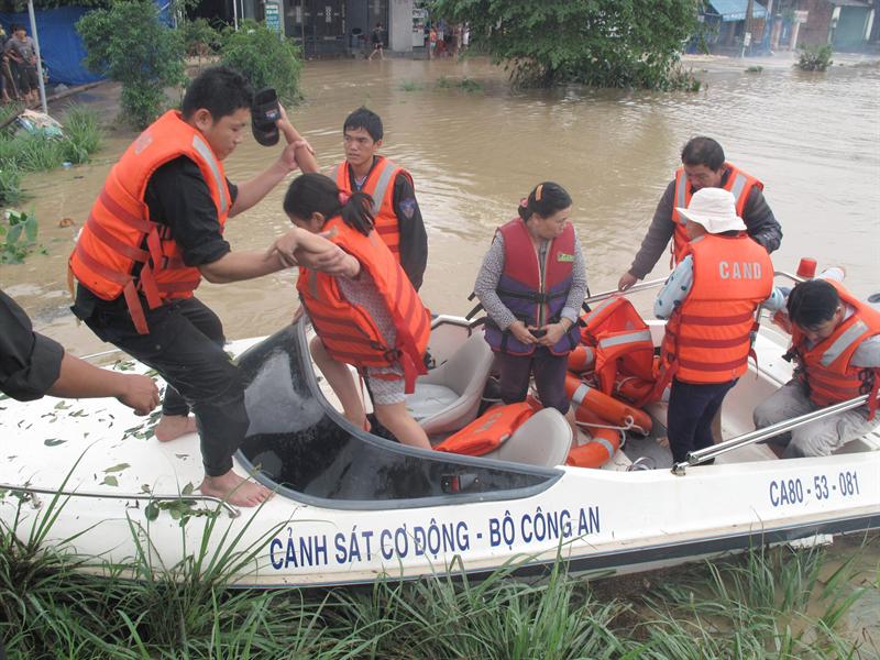 Rescate de unos damnificados por las inundaciones en Quy Nhon, en la provincia de Binh Dinh (Vietnam) este 17 de noviembre de 2013.