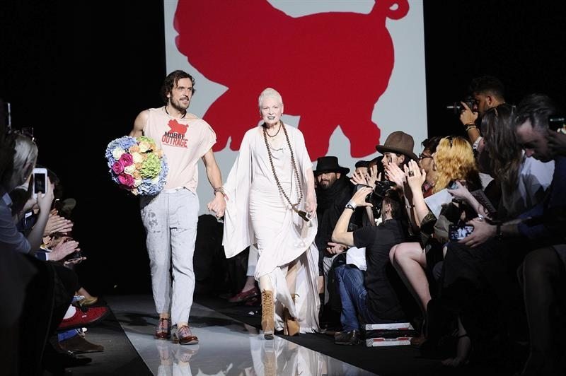 La diseñadora Vivienne Westwood recibe los aplausos de los asistentes al pase de su colección primavera-verano en Milan Men´s Fashion Wekk.