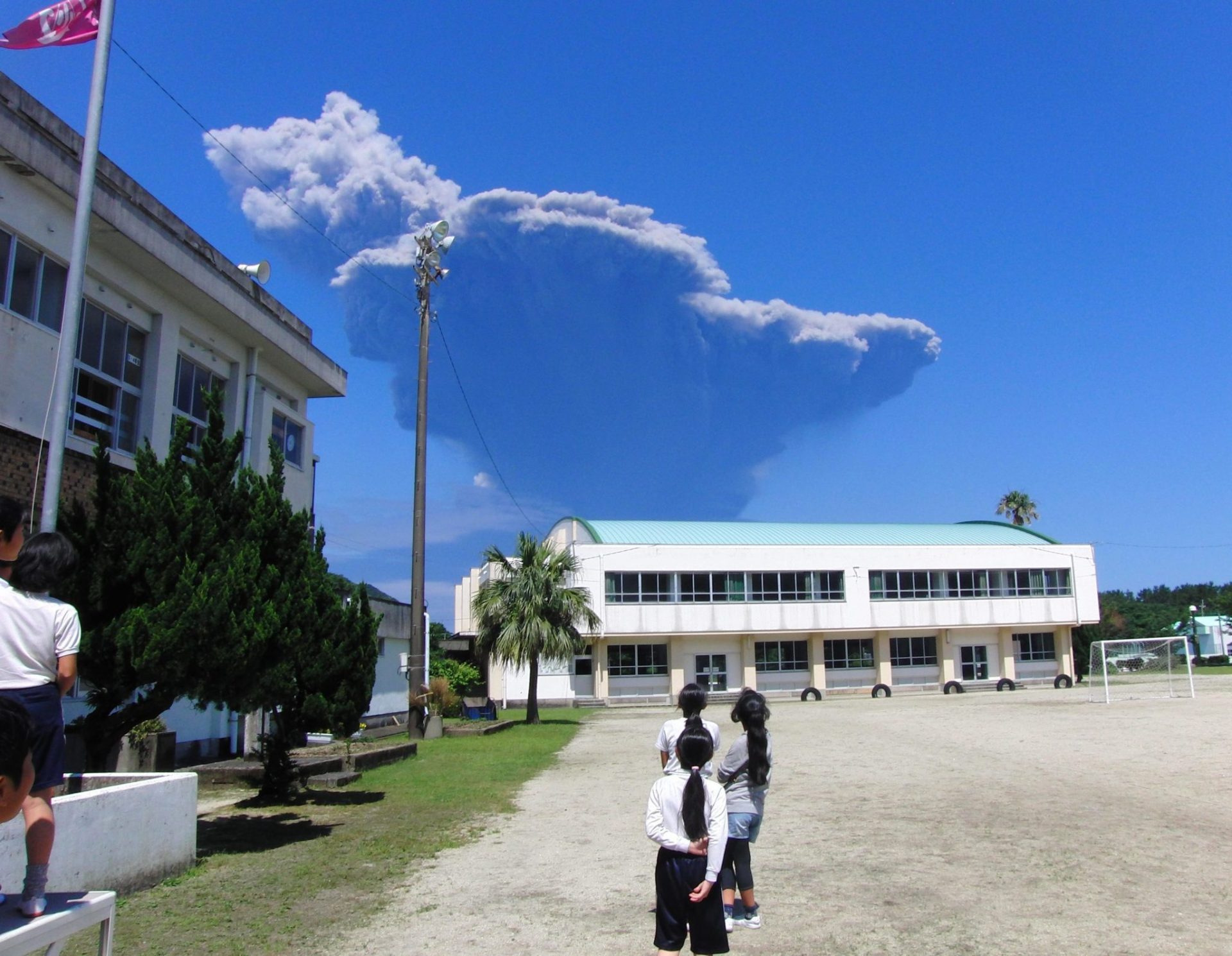 Columna de cenizas del volcán Shindake en la isla Kuchinoerabu (Japón) hoy, viernes 29 de mayo de 2015.