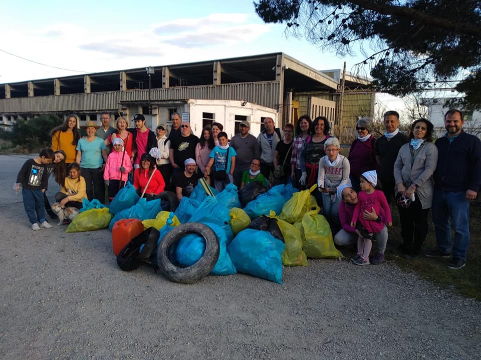 Voluntarios del banco de tiempo de Rivas recogen 200 kilogramos de basura. Foto Monedero (EFE)