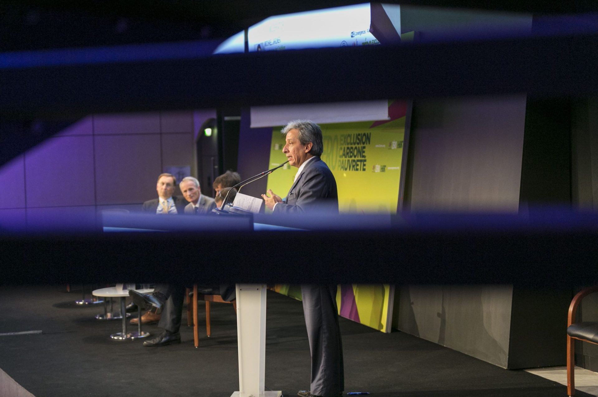 El ministro peruano del Medio Ambiente, Manuel Pulgar (i) durante un debate en París sobre los vínculos entre pobreza, exclusión y medio ambiente durante la octava edición del Foro Mundial Convergencias. EFEverde/Fernando Pérez