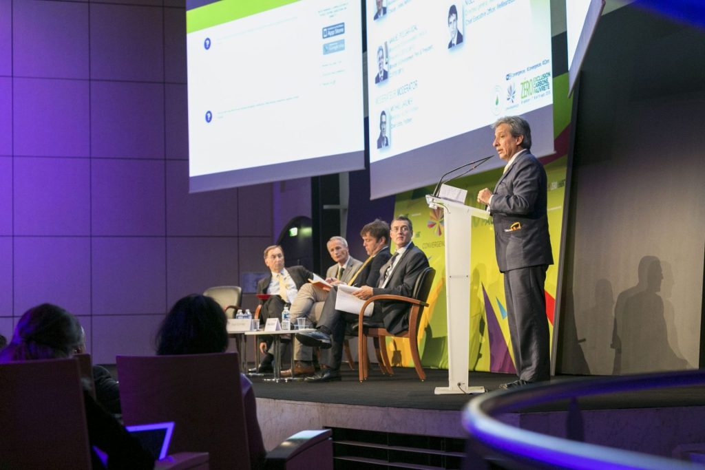 El ministro peruano del Medio Ambiente, Manuel Pulgar (i), y Janos Pasztor, asistente del secretario general de la ONU para el cambio climático, durante un debate en París sobre los vínculos entre pobreza, exclusión y medio ambiente en el VIII Foro Mundial Convergencias de París. EFEverde