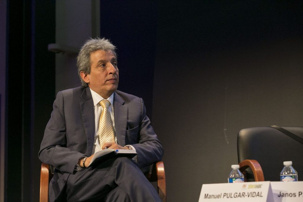 El ministro peruano del Medio Ambiente, Manuel Pulgar (i) en un debate en París sobre los vínculos entre pobreza, exclusión y medio ambiente durante la octava edición del Foro Mundial Convergencias de cara a la COP21. EFEverde/Fernando Pérez