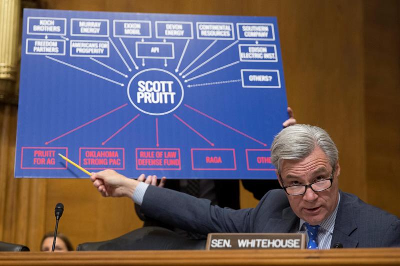 El senador demócrata Sheldon Whitehouse realiza una serie de pregunta a Pruitt sobre sus intereses. 