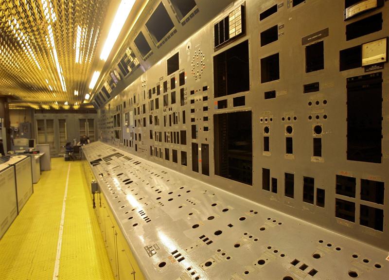 Vista de una vacía sala de control de la central nuclear de Zorita (Guadalajara)