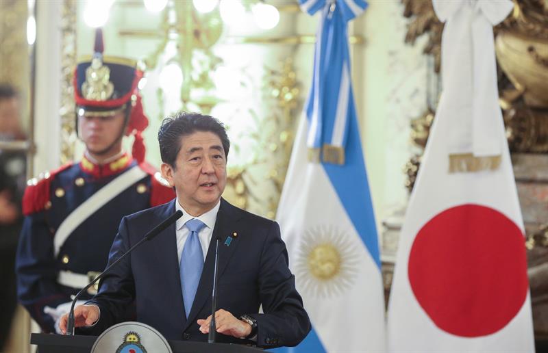 He dado las instrucciones a los miembros de mi Gabinete en Tokio para recaben la información necesaria y aseguren absolutamente la seguridad", aseguró por su parte el primer ministro nipón, Shinzo Abe, en una declaración a los medios en Buenos Aires, donde se encuentra de viaje oficial. 