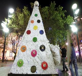Imagen de archivo de un árbol de Navidad hecho con bolsas de plástico recicladas.en san Sebastián EFE/Javier Etxezarreta