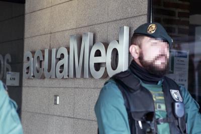 Acuamed está siendo investigada por la Audiencia Nacional por supuesto fraude, en el que se podrían haber desviado más de 20 millones de euros, incluidos fondos europeos. La empresa depende del Ministerio de Agricultura, Alimentación y Medioambiente, del que su anterior titular fue Arias Cañete. 