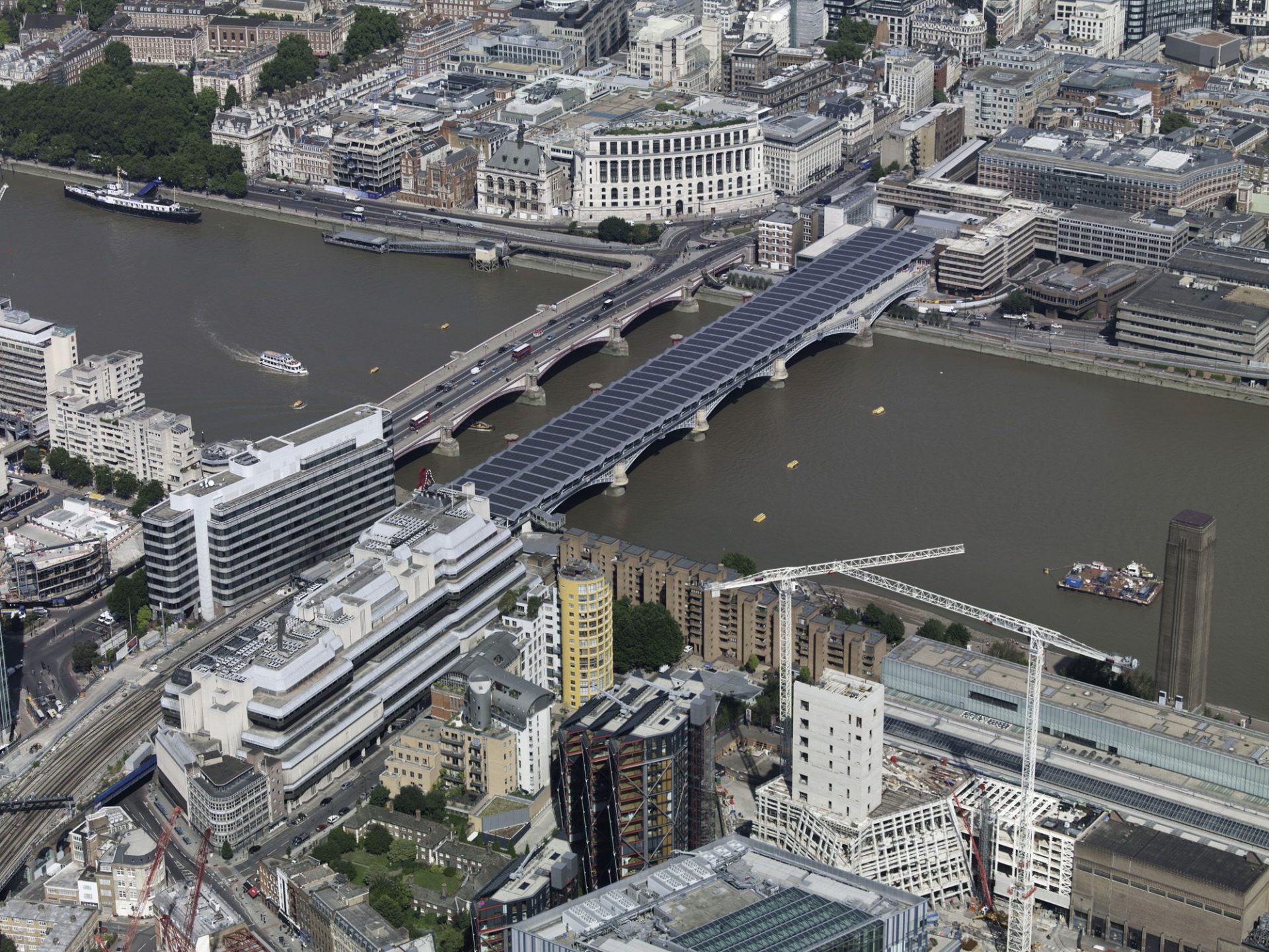  Vista aérea del nuevo puente solar (a la derecha) sobre el Tamésis, en Londres. EFE/Fotografía cedida por Panasonic.