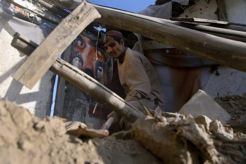 Un hombre retira los escombros de su casa en Kabul. 
