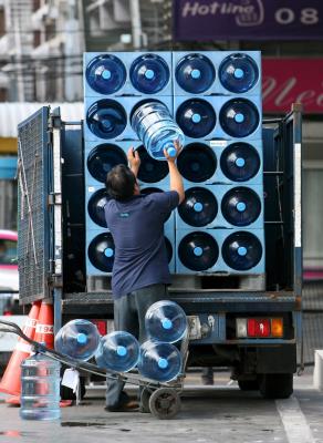 Organización de reparto de agua embotellada. 