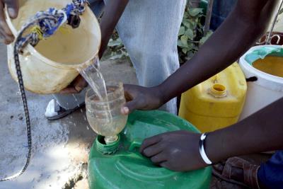  En la foto abastecimiento de agua en Harare.