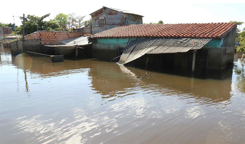 Una casa inundada  en el barrio Sajonia de Asunción.  
